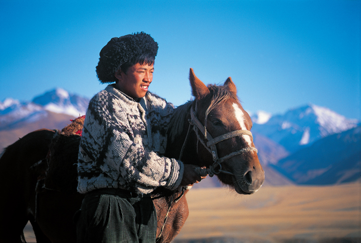 Le <i>tchabane</i> ou berger, attaché corps et âme à son cheval et à ses troupeaux, qui profitent autant de son savoir-faire que des pâturages où il les conduit, est un personnage respecté de la société kirghize.
