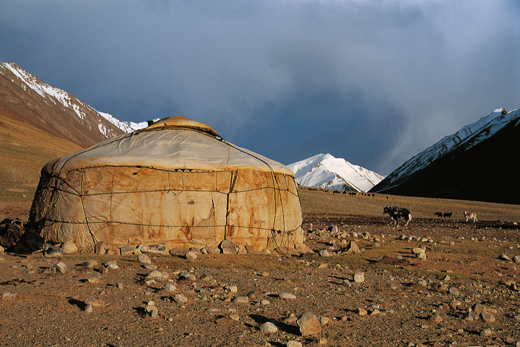 Les Kirghizes du corridor du Wakhan, en Afghanistan, vivent encore souvent l’hiver dans leurs vastes yourtes. Grâce au chauffage à base de <i>tezek</i>, la bouse séchée, la température intérieure peut avoisiner 15 °C alors qu’il fait – 30 °C au-dehors.