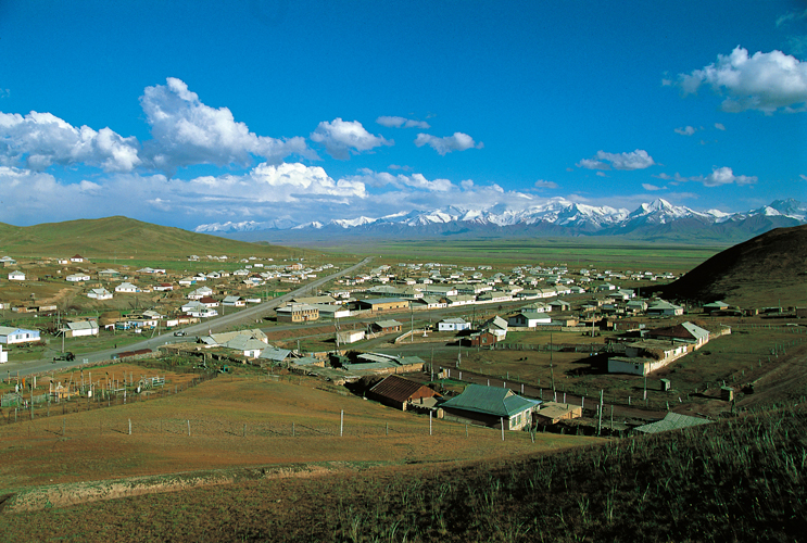 Le village de Sary-Tach, aux portes de l’Alaï, est une étape importante. À cet endroit on peut obliquer à l’est vers la Chine, à l’ouest vers la vallée tadjike de Garm ou continuer vers le sud à travers le Pamir par la route des cimes.