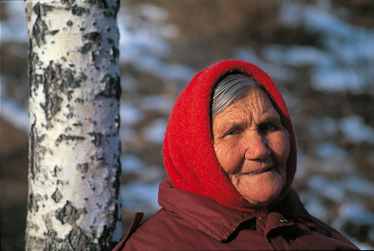 Les preuves imposes par les Sovitiques  Baba Macha, originaire de lAlta, dporte en Sibrie ds sa plus tendre enfance et rfugie sur le lac Issyk-Koul, ont gliss sur sa gaiet comme leau sur le granite.