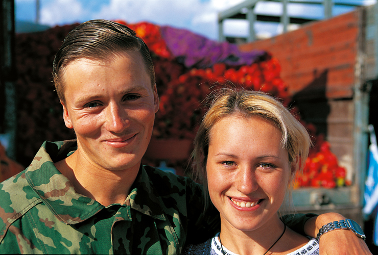 Ces jeunes Russes, frre et sur, de Balyktchi  anciennement Rybalsk  sur le lac Issyk-Koul, ont le sourire: ils vont quitter leur bourgade natale, lune des plus pauvres de la Kirghizie, pour une ville sibrienne o, au moins, les attend un travail.