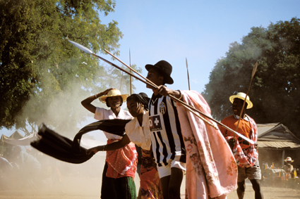 Pour assurer son honneur, chaque clan se doit darriver dans la crmonie funraire en exaltant la beaut des femmes, la puissance des hommes et la richesse des familles.