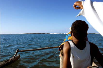 Tourn vers locan, le village de Faux-Cap est le plus austral de lle. Ses pcheurs se lancent chaque matin  lassaut du rcif et croisent quelquefois au milieu des baleines pour rapporter de quoi nourrir le village.