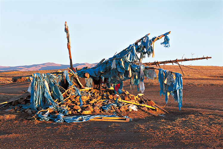 Un <i>ovoo</i> prs dErdenet (province de Bulgan), point de convergence des pistes et des croyances. Lempilement rituel doffrandes disparates (pierres, billets de banque, pneus, bouteilles, conserves) marque la rsidence de lesprit du lieu.