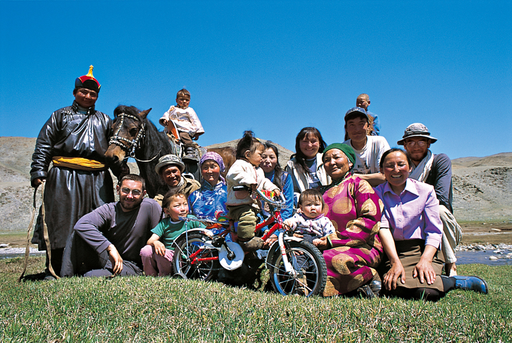 En vue de la frontire chinoise, Laurent Barroo et Marc Alaux sont accueillis par une famille dUriyangkhai de lAltai, dont le campement estival est cern de yourtes kazakhes.