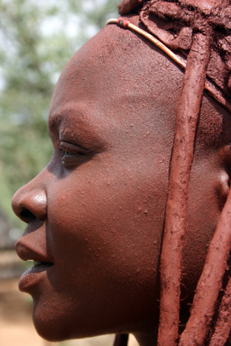 Semi-nomades de la rgion du Kaokoveld, dans le nord-ouest de la Namibie, les pasteurs himbas vivent dans des huttes de branches et de boue et ont gard leur mode de vie ancestral. Pour prserver leur jeunesse, les femmes couvrent leur peau dun mlange de cendre, de graisse et de boue.