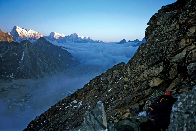 Fin de journe sur les hauteurs qui bordent le glacier Ngozumba, au-dessus de Gokyo.