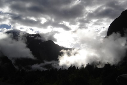 Le jour brumeux se lve sur les fjords de MilfordSound, dans lle du Sud.