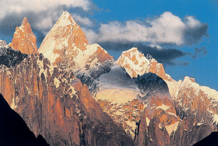 Les sommets mconnus du K6 (7281m) et K7 (6934m), au-dessus de la valle dUshee, attendent les grimpeurs de trs haut niveau.