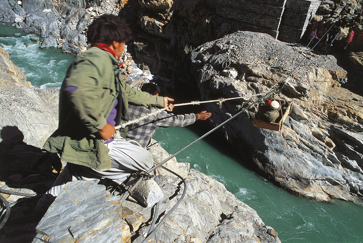 Jusqu’en 1995, la rivière Shimshal se franchissait à l’aide de deux tyroliennes, où la caisse de bois juste suspendue à une poulie était tirée par des cordes élimées.