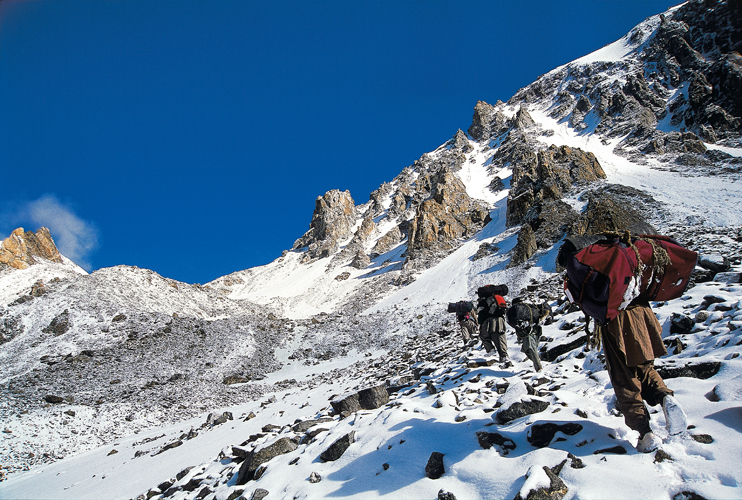 Monte dans la neige frache au col de Mazeno.