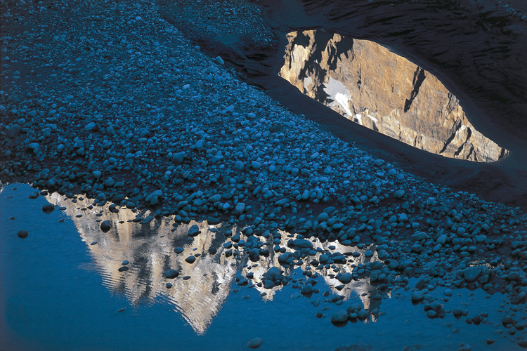 Reflet d’aiguilles dans le lit de sable et de galets de la rivière Shimshal. La minéralité est partout, dans l’ombre et la lumière, sur la terre et dans l’eau.