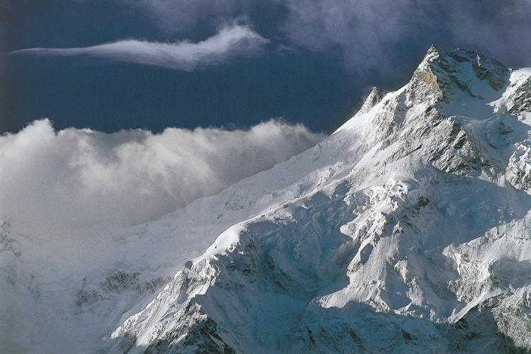 Les pointes du Silbersattle (7 597 m) donnent accès au plateau qui mène au sommet. L’arête de gauche sur le ciel est la voie originale de 1953, et l’éperon ensoleillé a été gravi par des Japonais en 1995.