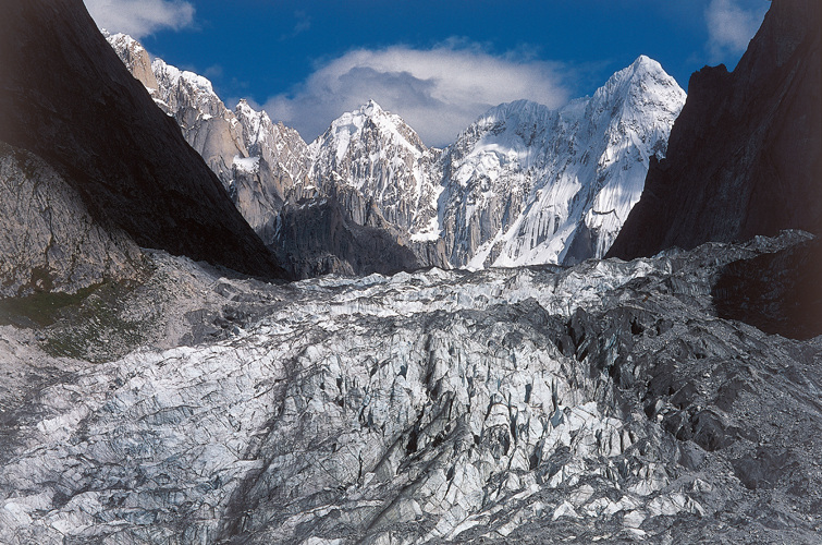 La cascade de glace du Charakusa vomie par le cirque des K6 et K7, qui scroulent bruyamment sur elle, rappelle que tout ce qui nous entoure est vivant,  la limite de lquilibre.