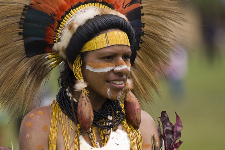 Jeune fille des environs de Goroka, les plumes rouges et noires sont celles du cacatos-vautour, un oiseau devenu rarissime.