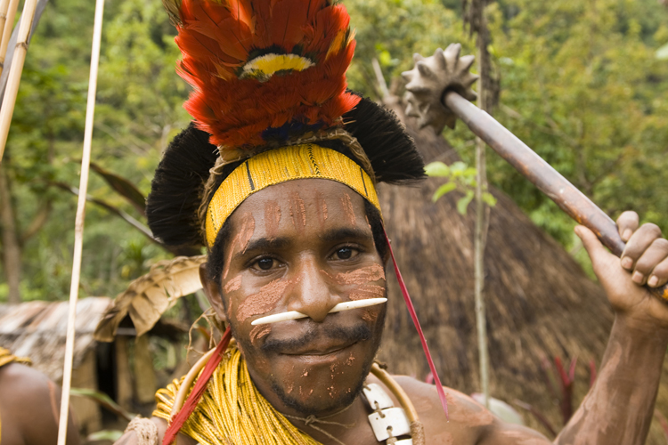 Les parures plus simples dun homme de la rgion de Menyamya, qui brandit un casse-tte.