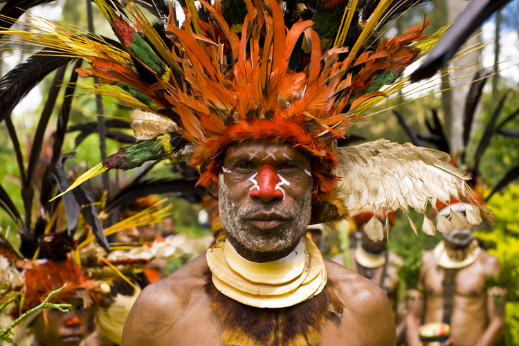 Ce danseur porte les parures caractristiques de la province de Simbu, avec des <i>kina shells</i>, de grosses pices de nacre, autour du cou.