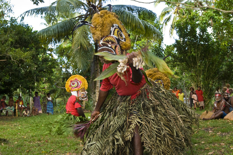 Danse de masques Tatanua utiliss lors de rites funraires en Nouvelle-Irlande.