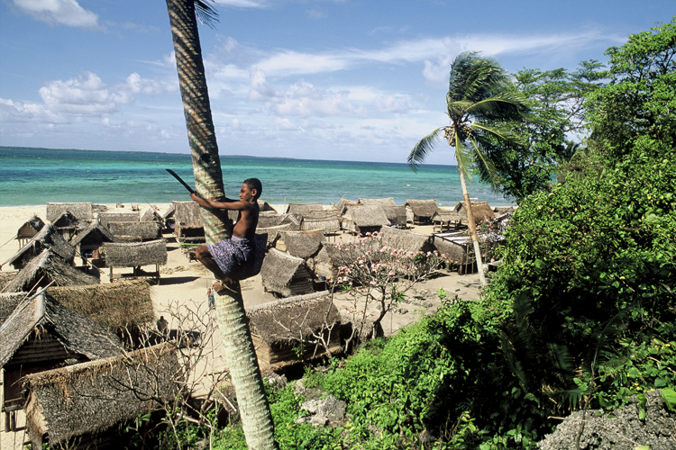 Un village isol des les Trobriands, dont la beaut ne doit pas cacher la simplicit dans laquelle vivent ses habitants.