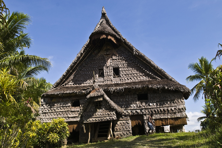 Faade de la maison des Esprits de Kaningara, dans la rgion des Black Water: ltage abrite les sculptures les plus prcieuses.