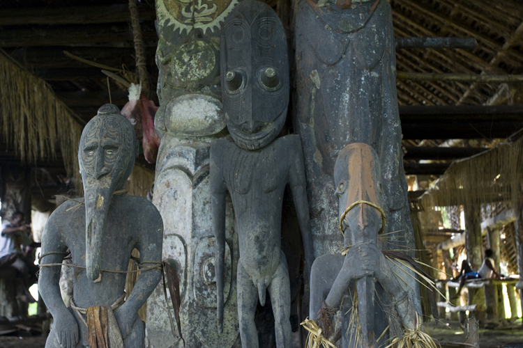 Au rez-de-chausse de la maison des Esprits de Yentchen sont exposes des sculptures qui illustrent le style particulier du village. Elles sont le plus souvent destines aux touristes.