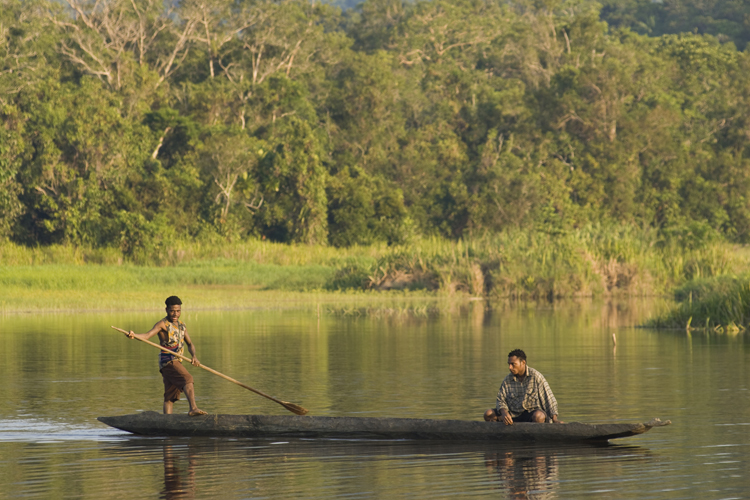 Que ce soit pour pcher ou pour se dplacer, la pirogue reste le moyen de transport privilgi sur le Sepik. Un trajet dure parfois plusieurs jours