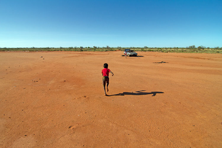 Aprs lcole, en lisire de la communaut de Warralong (Pilbara).