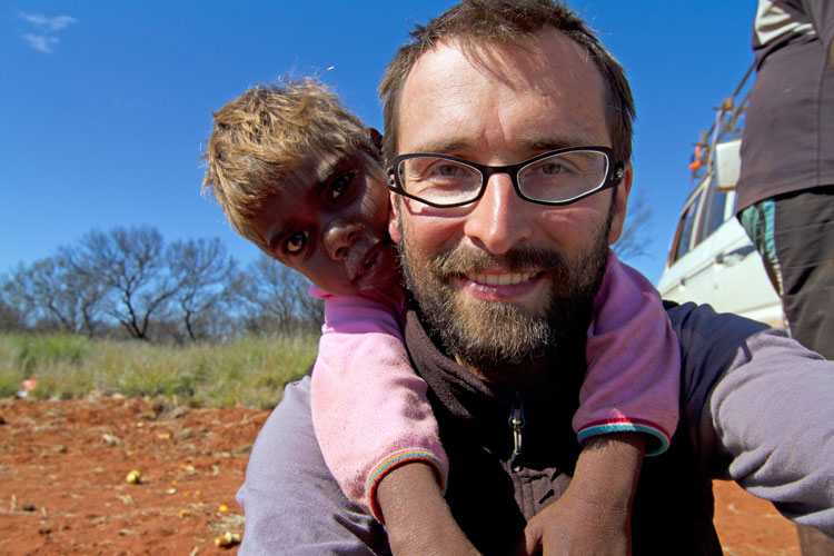 Heureuses retrouvailles avec les Martu lors du <i>carnival</i> de Parnngurr (Pilbara).