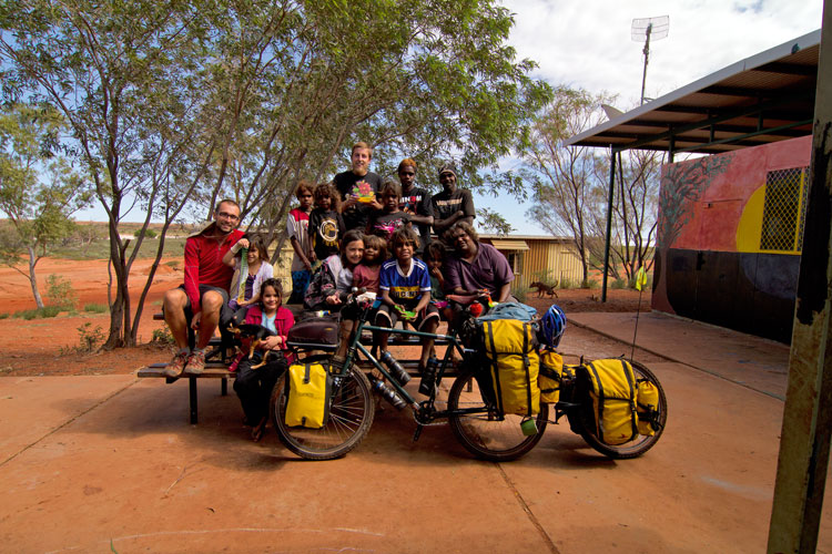 Au revoir aux habitants de Punmu  Grand Dsert de sable (Pilbara).