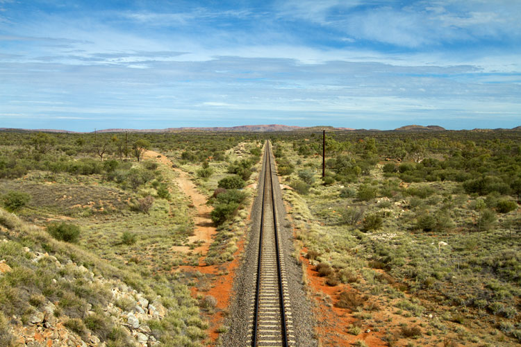 Voie du mythique Ghan filant vers Darwin  chane de MacDonnell (Territoire du Nord).