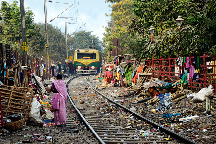 Calcutta, ville de contrastes, la troisime agglomration de lInde avec 16millions dhabitants, est  la fois le flambeau de la vie culturelle du pays et un refuge pour les populations pauvres des rgions avoisinantes.