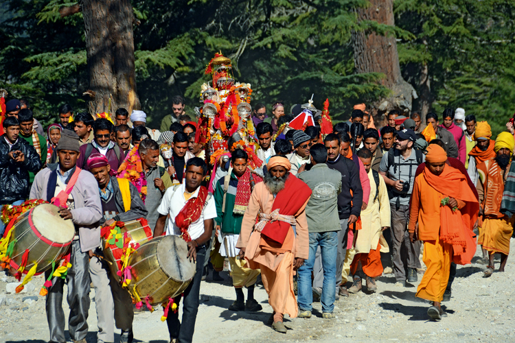 Au dbut du mois de mai, la desse du Gange est remonte du village de Mukhwa jusquau temple de Gangotri situ  3415mtres daltitude. La saison des plerinages peut alors commencer.