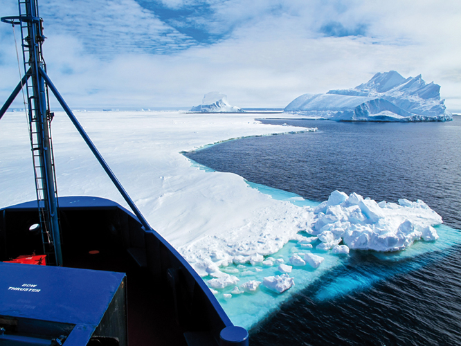 Rgulirement, le pack, banquise  la drive, est si dense que <i>LAstrolabe</i>, brise-glace ravitailleur de la base Dumont-dUrville, simmobilise  son contact durant plusieurs jours. Il est dlicat de prvoir combien de temps durera la traverse vers lAntarctique.