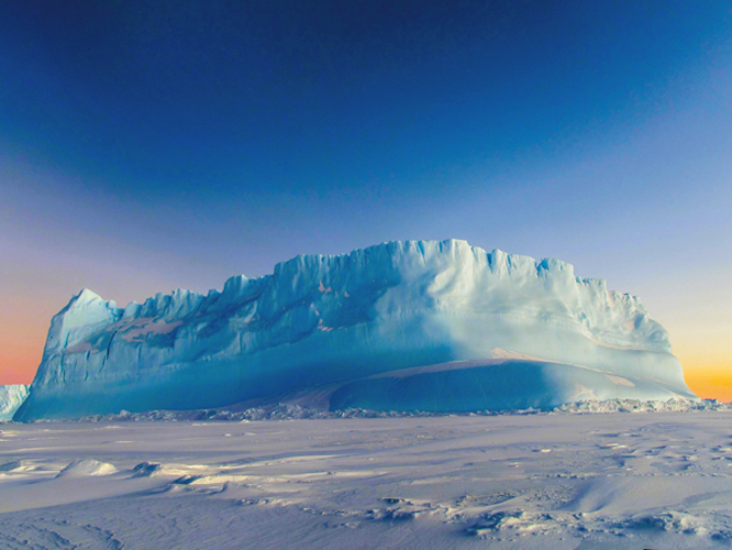 Le monde austral na rien dun paysage en noir et blanc. Au cur de juillet, le ciel, dans une aube sans fin, se pare dirisations pastel qui baignent les icebergs endormis.