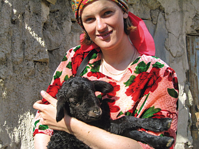 Lauteur en habit traditionnel du Pamir, au Tadjikistan.