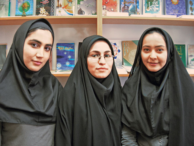 À Ardabil, des étudiantes prosélytes enseignent à l’auteur les fondements du chiisme en attendant le retour du douzième imam.