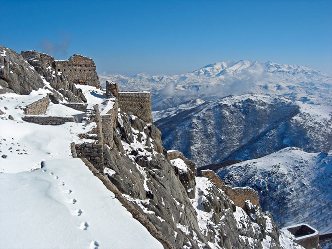 Par-del la frontire, dans lAzerbadjan iranien o le voile est dsormais de mise, la forteresse de Babak, bandit dbonnaire du VIIesicle qui lutta contre lislamisation de la Perse par les Arabes, est devenue un lieu de plerinage pour les irrdentistes azris: elle est trs surveille.