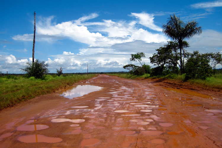 Halte de Franck Degoul sous un abri de palmes dans ltat de Maranho, non loin de la ville de Campestre do Maranho.