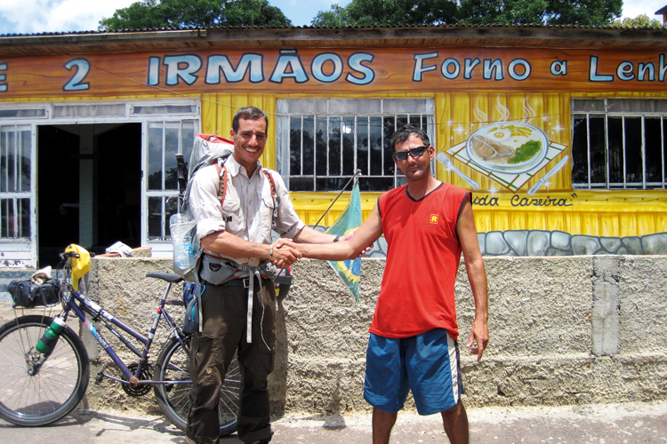  loccasion dune halte non loin de la ville de Pira do Sul, dans ltat de Paran, rencontre avec un voyageur au long cours qui, muni dun modeste matriel mais dune grande nergie, parcourt lAmrique du Sud  vlo.