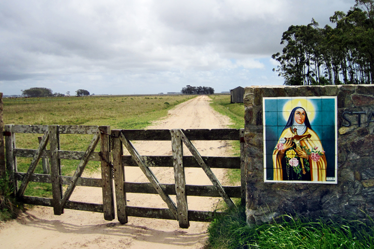 Les <i>estncias</i> du Rio Grande do Sul, ces fermes dlevage typiques des rgions de pampas, possdent un portail individualis dont certains sont empreints dune religiosit ostensible.