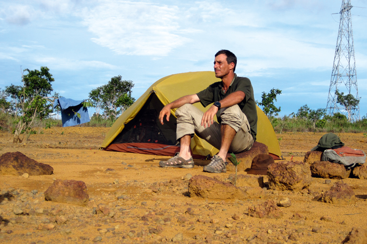 Bivouac de Franck Degoul le long des routes fdrales qui permet, entre autres, la contemplation des paysages (ici, dans la savane typique du sud de ltat dAmap).