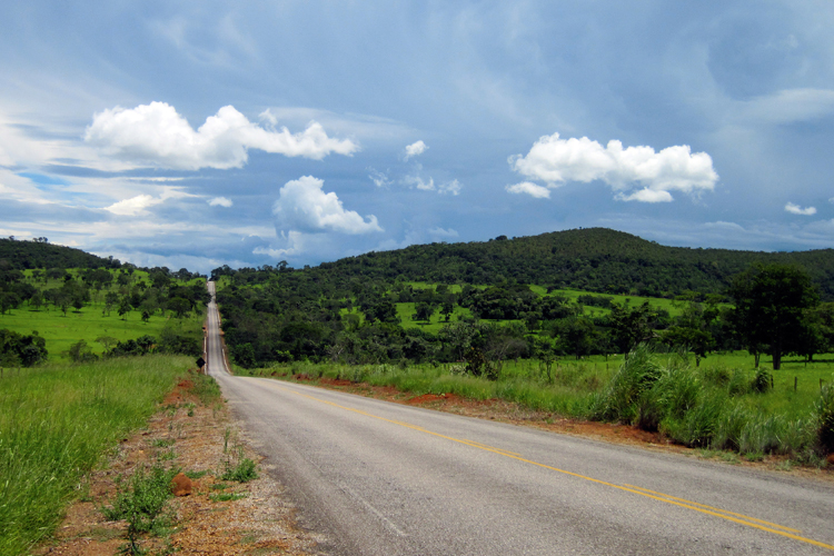 Au Brsil, pays relativement peu lev o alternent plaines et plateaux daltitude, lhorizon est perptuel, dvoilant un pays qui se drobe, au panorama infini (ici, dans ltat de Gois).