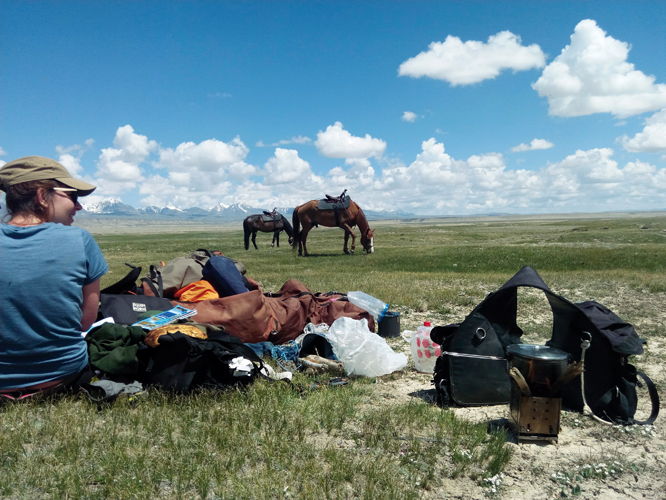 Quelques habits de rechange, une tente, des duvets et un rchaud, voici tout ce que comportent nos sacoches. Sobrit et dpouillement sont les matres mots du voyage  cheval.