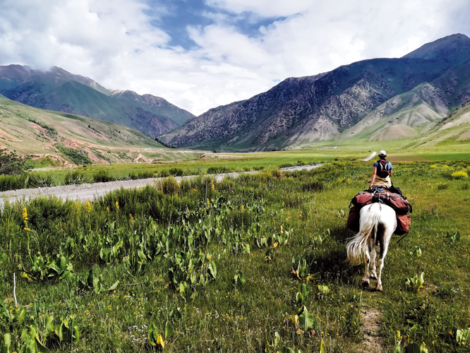 La recherche deau et dherbe en quantit suffisante rythme nos journes de cavalires. En abondance dans les basses terres comme dans la valle dEkyNaryn, elles peuvent se faire beaucoup plus rares sur les hauts plateaux comme dans la valle de lAkSay.