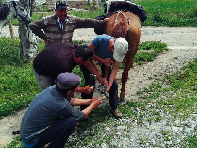 Les Kirghizes et les Kazakhs sont hommes de chevaux, aussi pouvons-nous compter sur leur savoir-faire, leur patience et leur pdagogie pour nous aider en tout lieu et  tout moment.