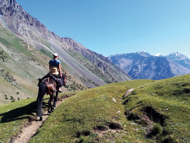 Le rythme lent et rgulier des foules de nos chevaux laissent clore les penses qui nous habitent.