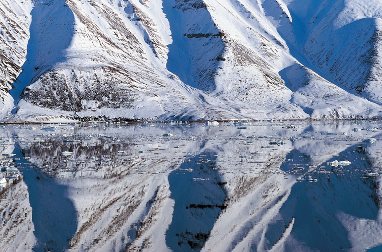 Reflets. Rive sud du fjord McCormick, rgion de lAvanersuaq (Qaanaaq), nord-ouest du Groenland.