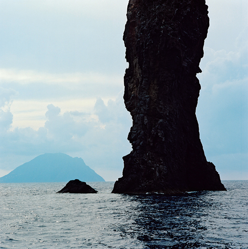 La Cana devant lle dAlicudi. les oliennes, mer Tyrrhnienne, Italie.