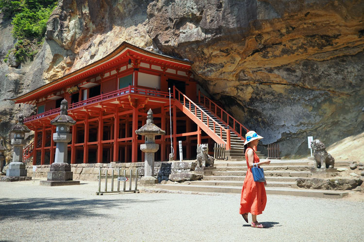 Temple Takkoku-no-Iwaya  Hiraizumi, prfecture dIwate  Tohoku (Honshu).