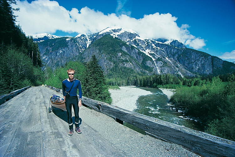 Tirant son kayak depuis Kemano, au bord du Pacifique, Ilya Klvana a gagn le rservoir de Nechako pour franchir la ligne de partage des eaux et entamer tt en saison son priple transcontinental.